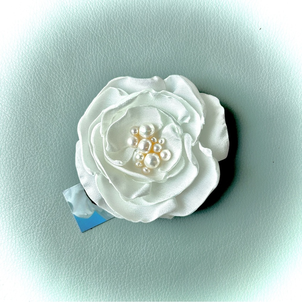 NWT - Cream White Floral Pearl Brooch Pin Bridal Shower MOTB Brunch Wedding